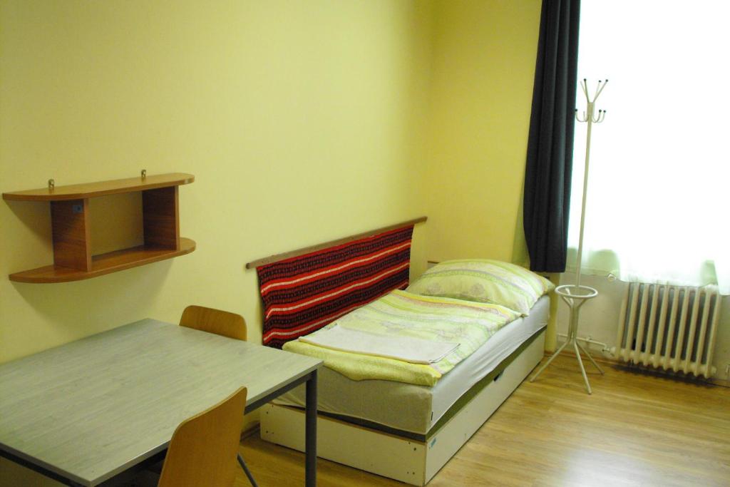 Postel nebo postele na pokoji v ubytování Mogyorodi Hostel