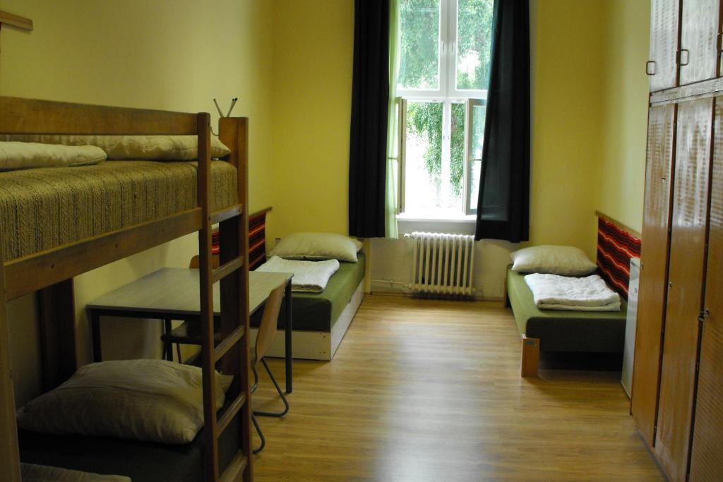 Postel nebo postele na pokoji v ubytování Mogyorodi Hostel