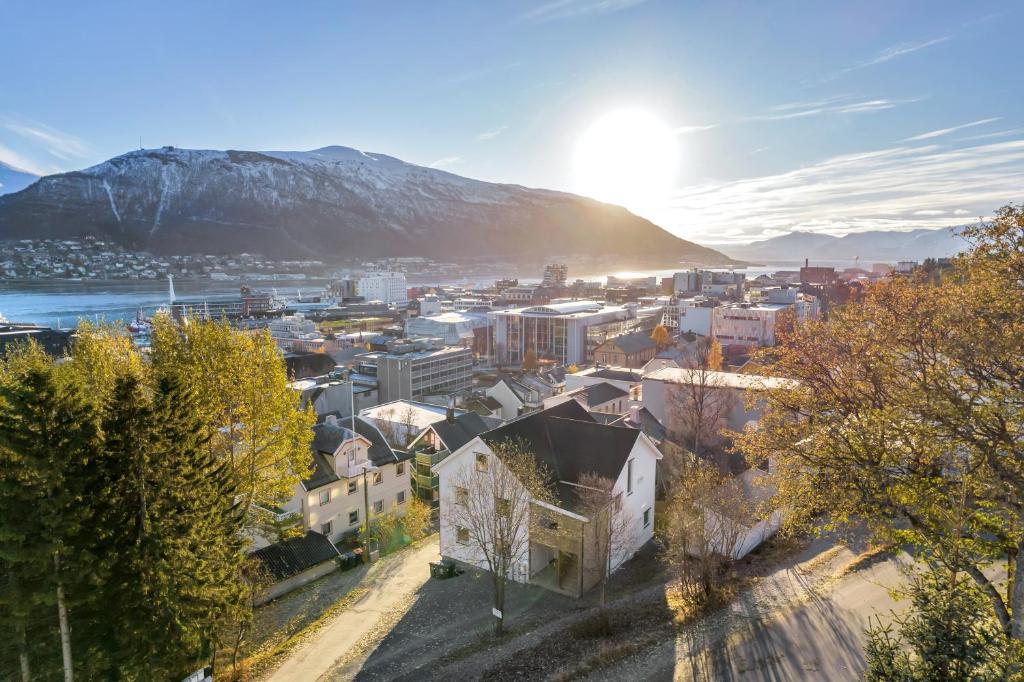 Vue sur une ville avec une montagne en arrière-plan dans l'établissement The Urban City Haven, à Tromsø