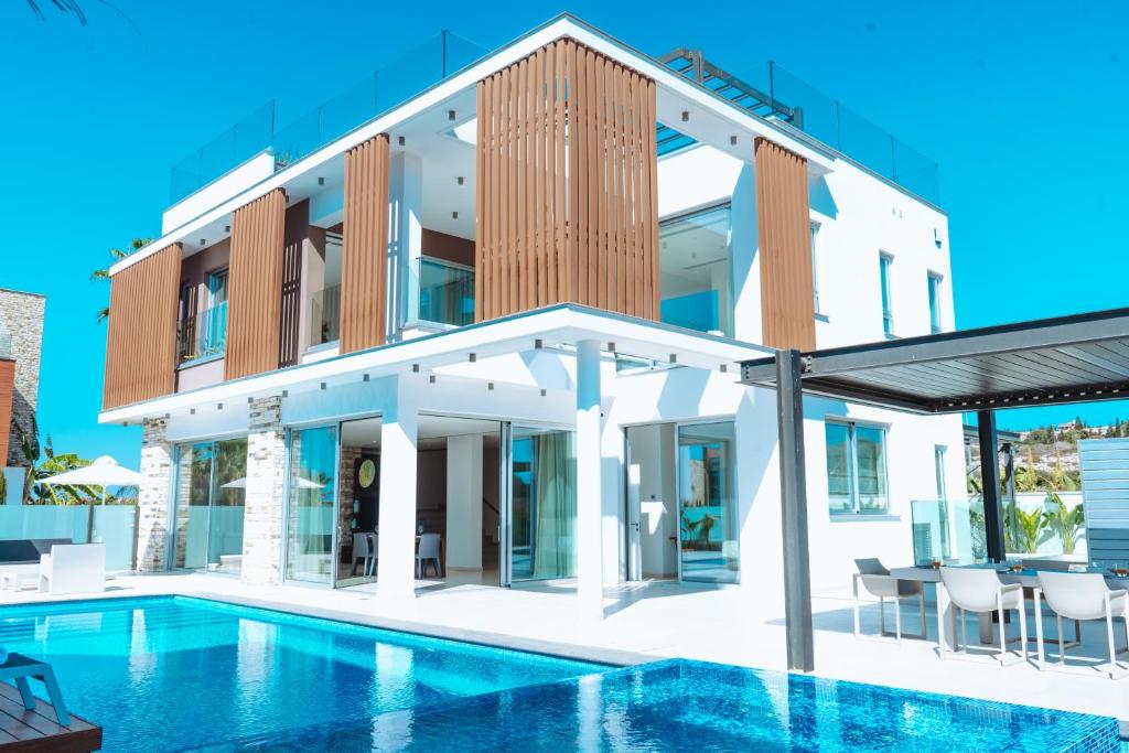 een afbeelding van een huis met een zwembad bij Vivo Mare Beachfornt Villas - Azure in Ayia Napa