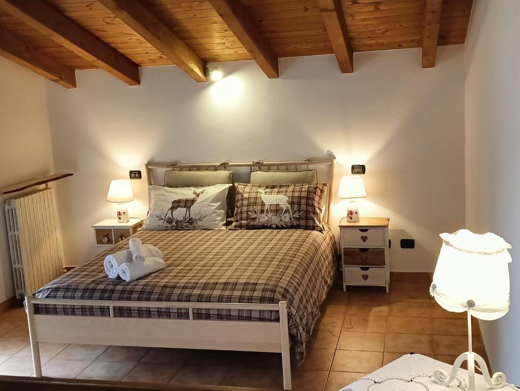 um quarto com uma cama grande e 2 candeeiros em Casa vacanze Monte Galetto em Bussolengo