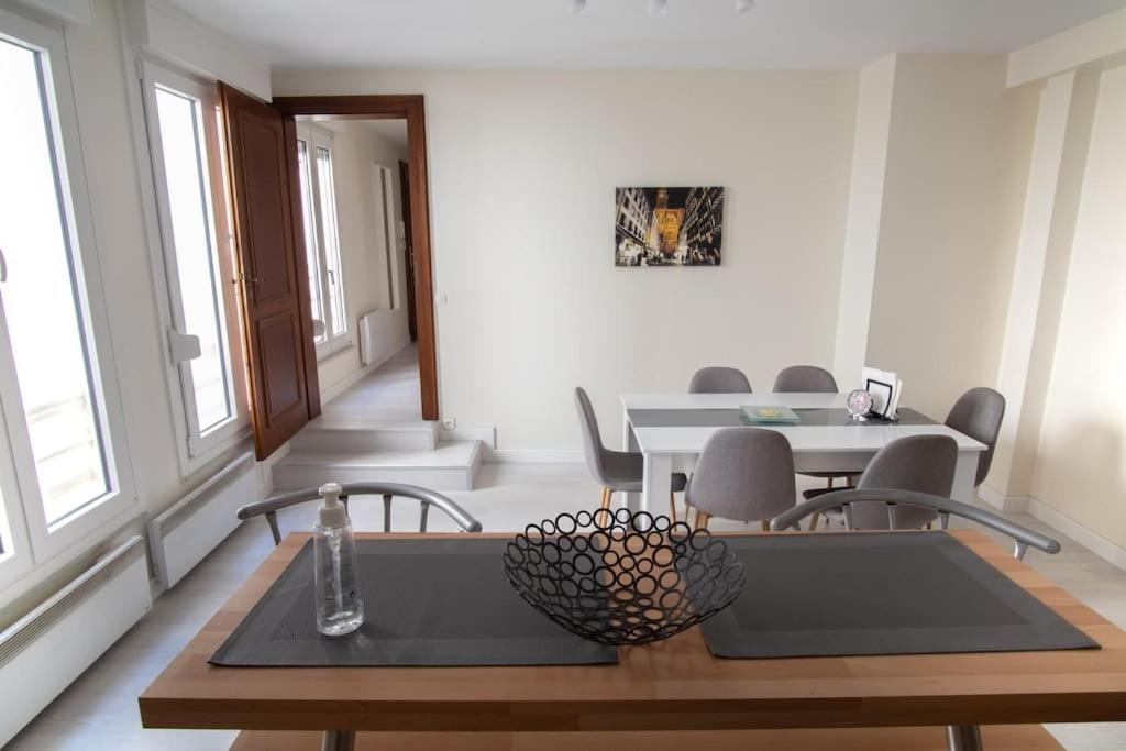 une pièce avec une table et des chaises et une salle à manger dans l'établissement Le Sebastopol - Appt moderne de 65m2, à Strasbourg