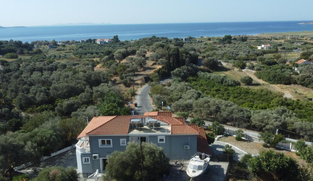una vista aerea di una casa con una barca su una strada di Villa Karras a Pythagóreion