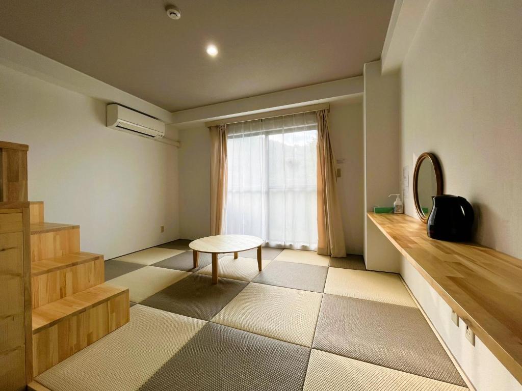 - un salon avec une table et une fenêtre dans l'établissement CHENDA INTERNATIONAL HOTEL, à Minami Uonuma