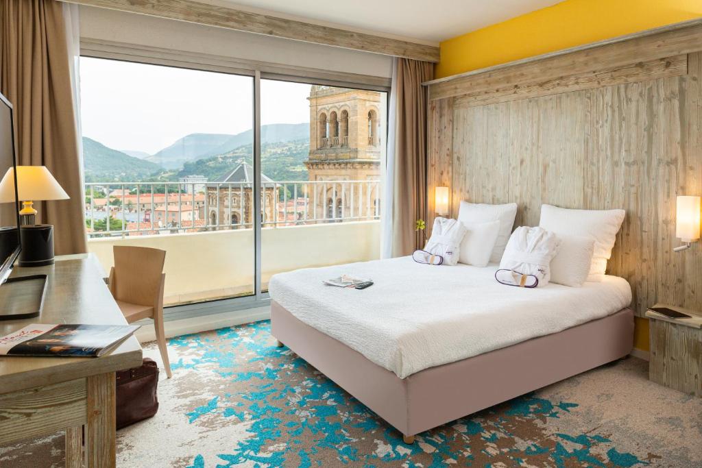 Nespecifikovaný výhled na hory nebo výhled na hory při pohledu z hotelu