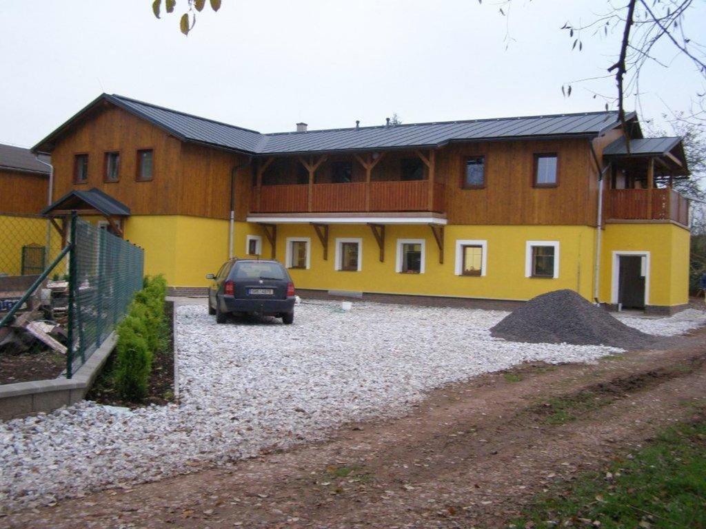 una casa con un coche aparcado delante de ella en Apartment Vlčice u Trutnova en Vlcice