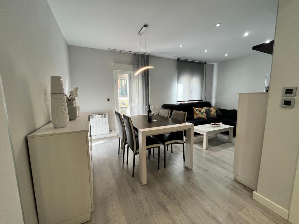 eine Küche und ein Wohnzimmer mit einem Tisch und Stühlen in der Unterkunft Apartamento en pleno centro de Valladolid in Valladolid