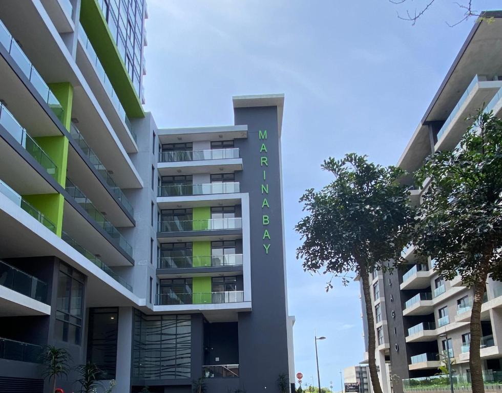 un edificio con un cartel en el costado en Marina Bay Apartment, en Durban