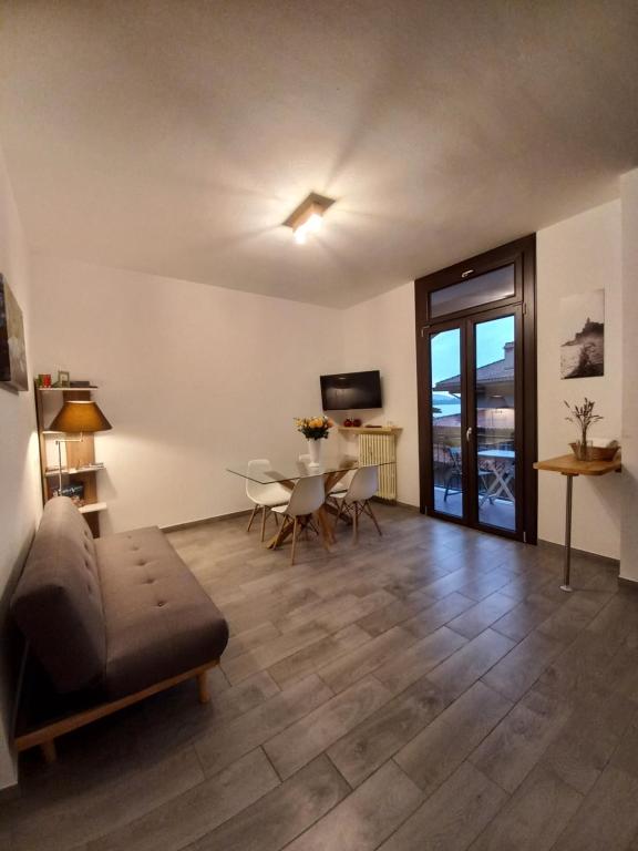 TV a/nebo společenská místnost v ubytování Appartamento Miralago con Giardino sul Lago