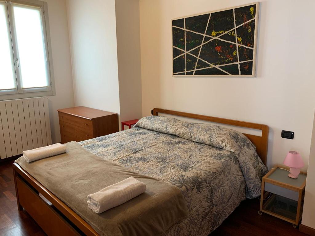 sypialnia z łóżkiem i obrazem na ścianie w obiekcie Apartment Orio 2 w mieście Orio al Serio