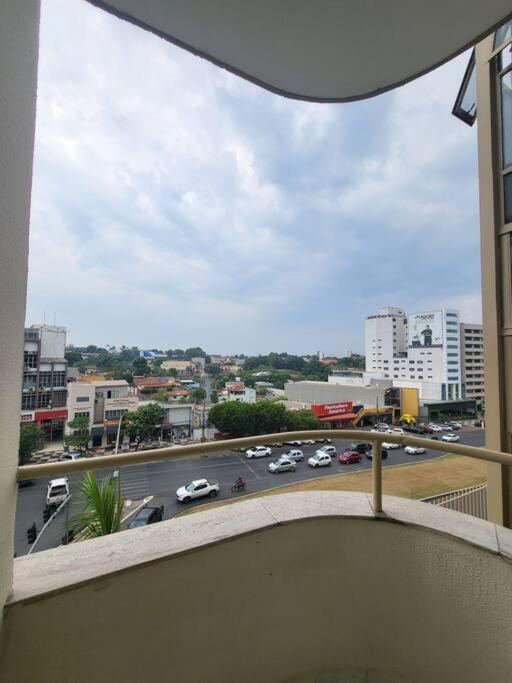 vistas a un aparcamiento con coches en la calle en Apê Gourmet Comfort, en Cuiabá