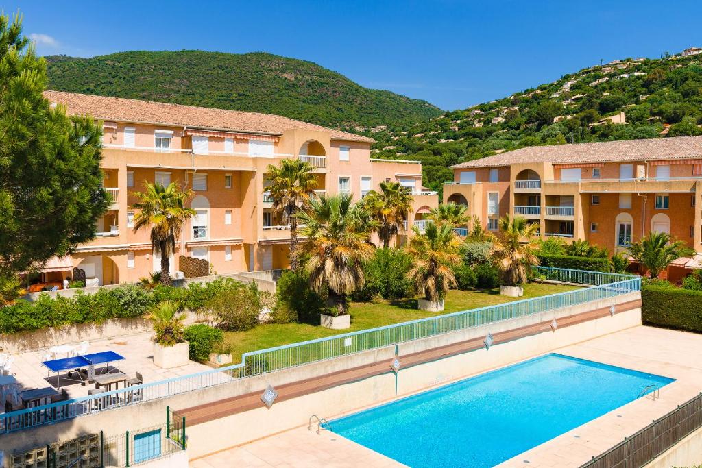 - une vue aérienne sur un complexe avec une piscine dans l'établissement Lagrange Vacances Villa Barbara, à Cavalaire-sur-Mer