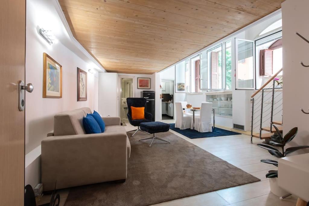 een woonkamer met een bank en een tafel bij Casa Bartolomeo - Loft in Trastevere in Rome
