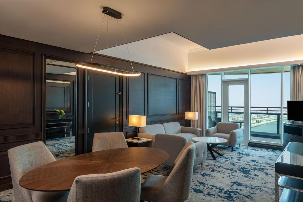 Le Meridien Mina Seyahi Beach Resort & Waterpark - Deluxe Suite Sea View, Club Lounge Access, 1 King, Balcony