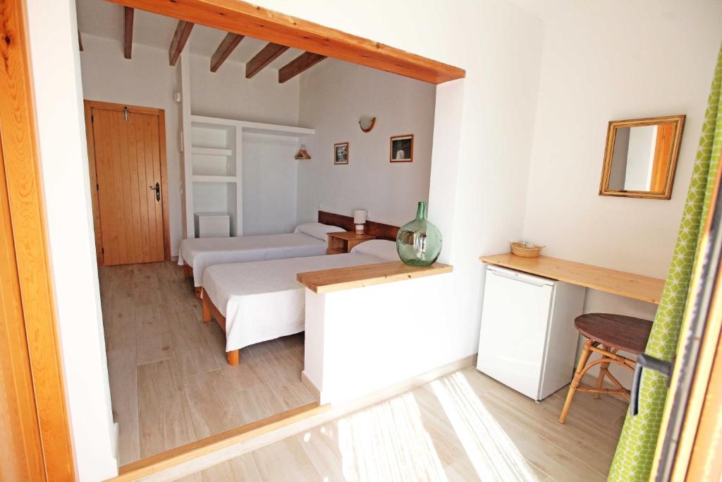 Postel nebo postele na pokoji v ubytování Hostal Marblau Ibiza