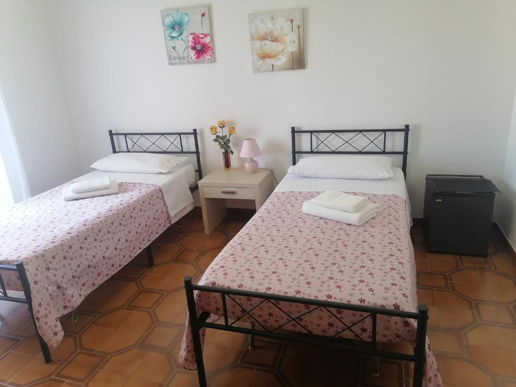 2 aparte bedden in een kamer met bij Le stanze della villa in Sambuca di Sicilia