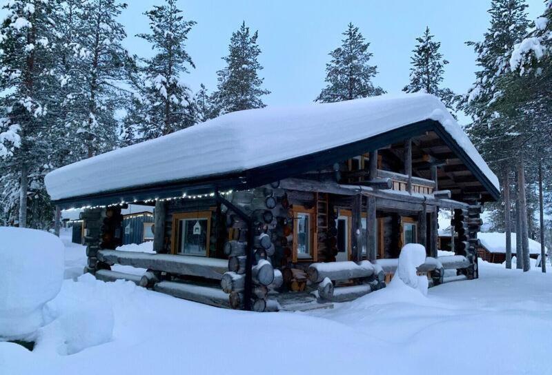 Kaupinpirtti, Ylläs - Silver Log Cabin with Lake and Fell Scenery v zimě