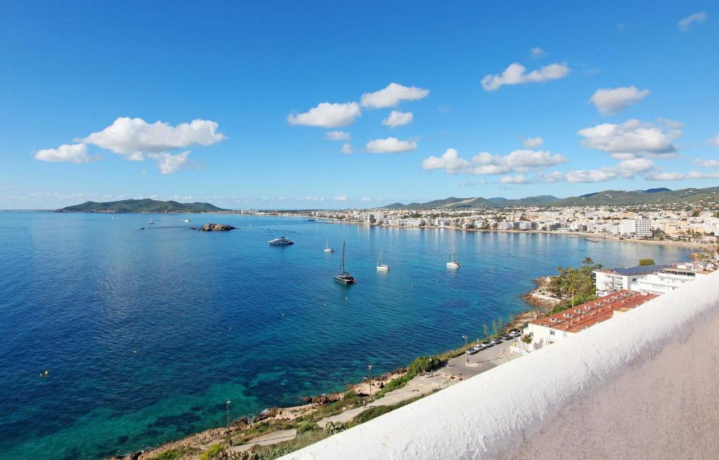 - Vistas a una gran masa de agua con barcos en Hostal Marblau Ibiza, en Ibiza