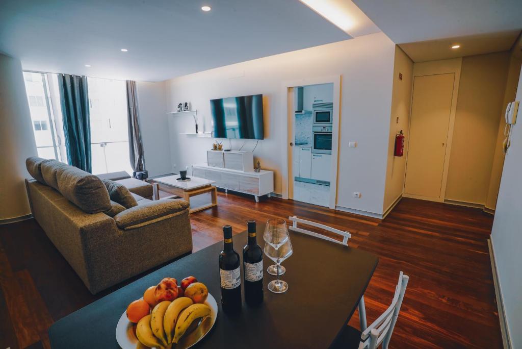 ein Wohnzimmer mit einem Tisch und Obst darauf in der Unterkunft Funchal Centrum Apartment in Funchal
