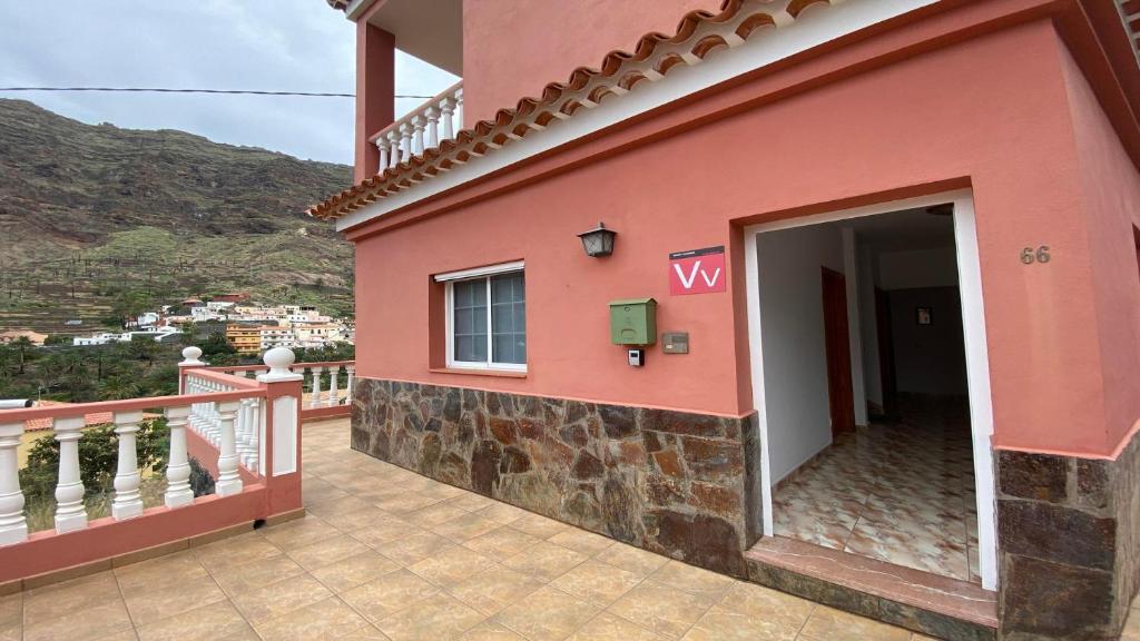 um edifício vermelho com uma porta para uma varanda em Casa Oneida em Valle Gran Rey