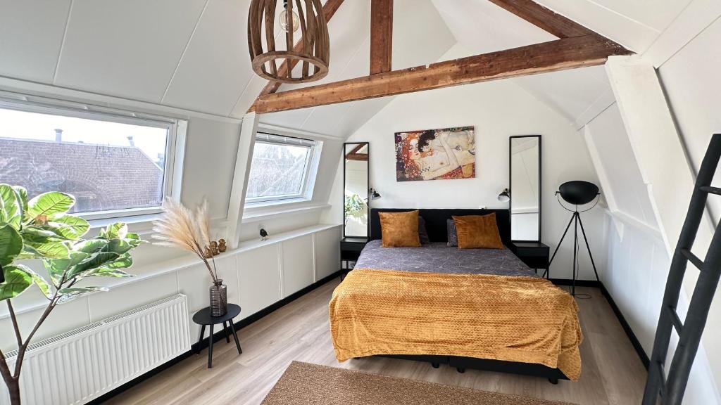 een slaapkamer met 2 bedden en 2 ramen bij Het achterdek in Zwolle