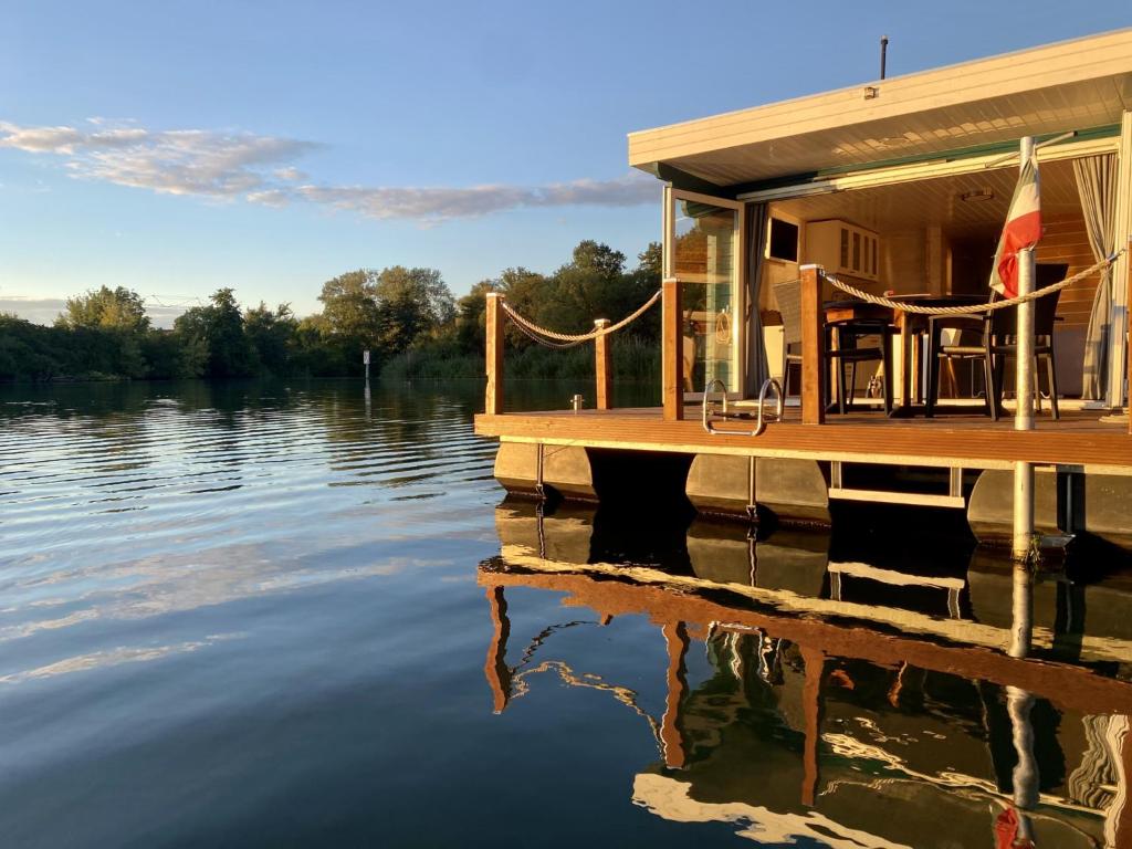 Kolam renang di atau di dekat Hausboot Havelzauber Werder Havel