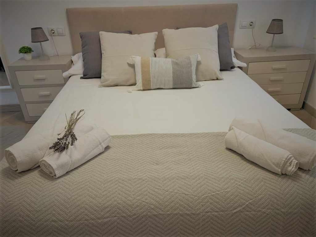 1 cama blanca grande con 2 almohadas en Apartamento El Rinconzuelo en Rubielos de Mora