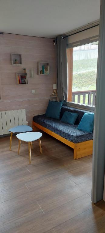 a bedroom with a bed and a large window at Résidence le Zig Zag, Les Coches,La plagne Apt4-5pers lumineux ,park couv au pied des pistes in La Plagne Tarentaise