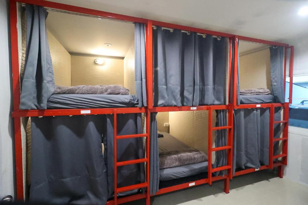 Palanda nebo palandy na pokoji v ubytování No.9 Hostel kanchanaburi