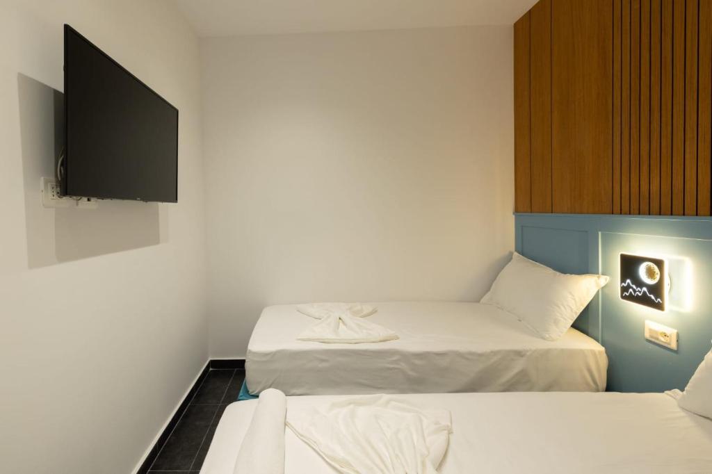 Postel nebo postele na pokoji v ubytování Aglon Twin's Hotel