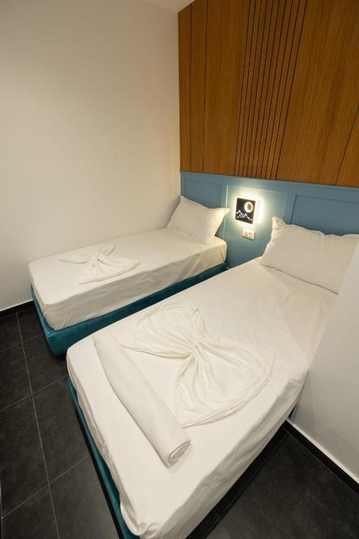 Postel nebo postele na pokoji v ubytování Aglon Twin's Hotel