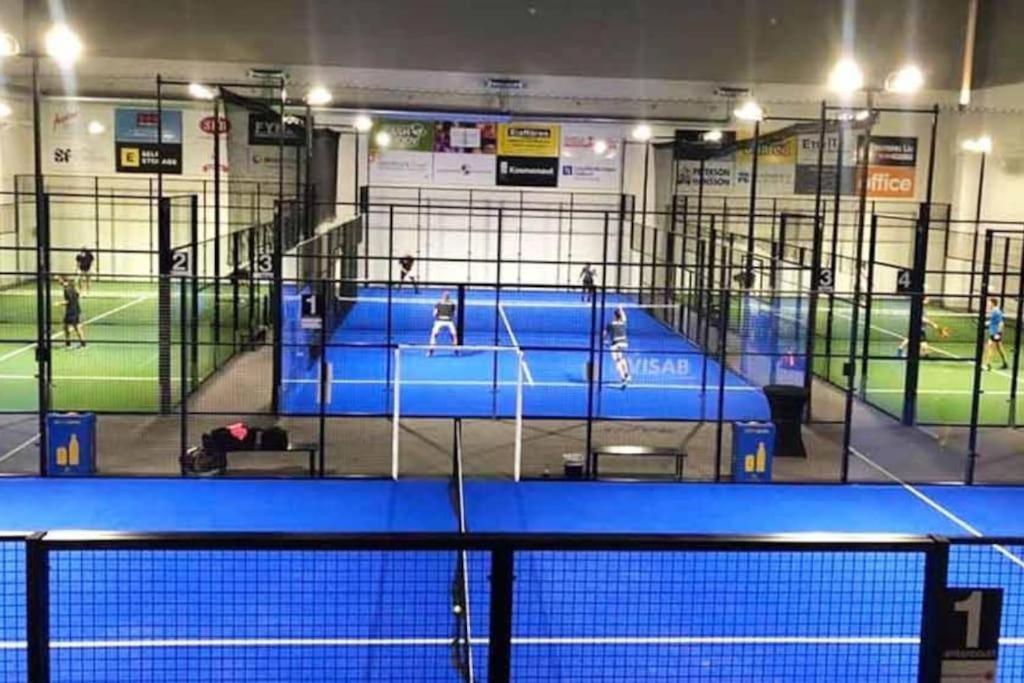 Tenis a/nebo squash v ubytování Havsnära lantligt boende nebo okolí