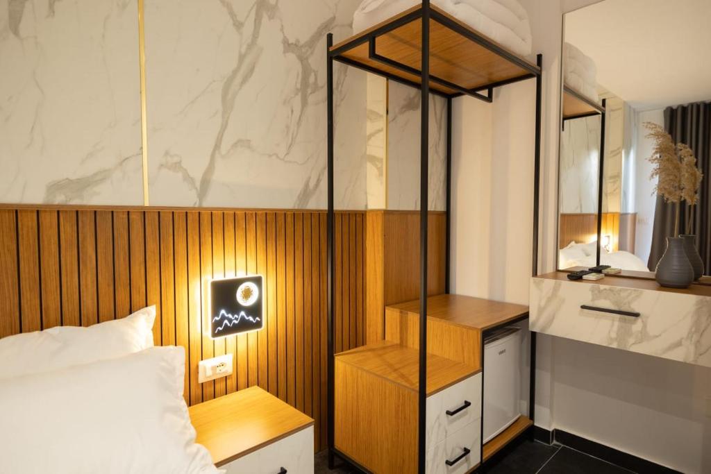 Postel nebo postele na pokoji v ubytování Aglon Twin's Hotel