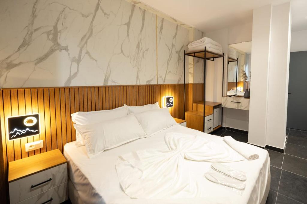 Postel nebo postele na pokoji v ubytování Aglon Twin's Hotel