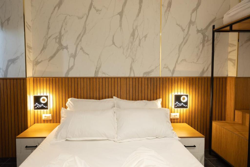 Postel nebo postele na pokoji v ubytování Aglon Twin's Hotel