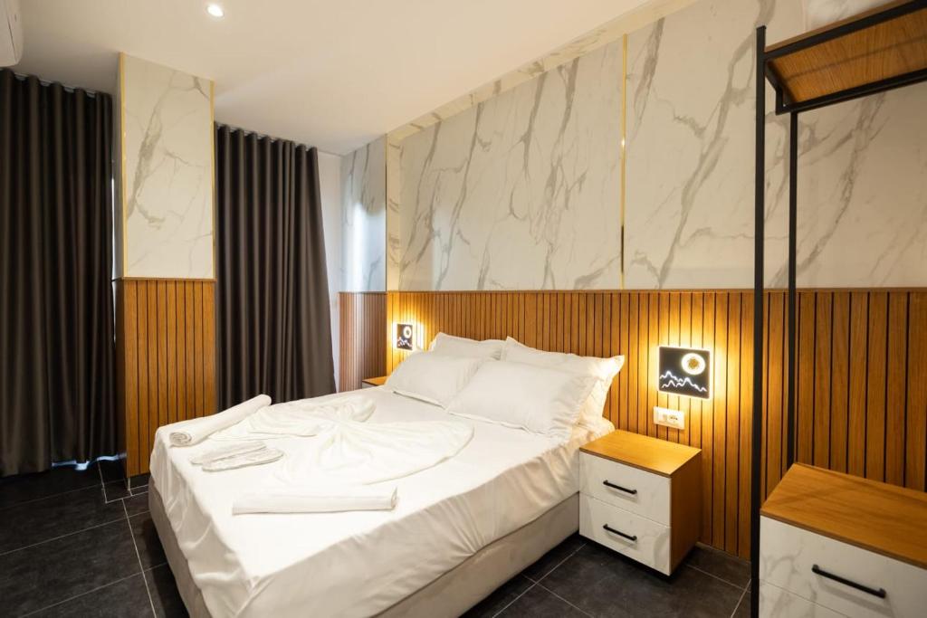 Postel nebo postele na pokoji v ubytování Aglon Twin's Hotel