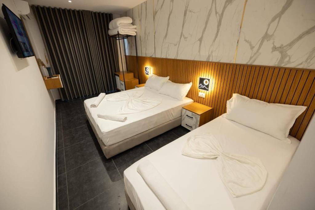 Postel nebo postele na pokoji v ubytování Aglon Twin's Hotel