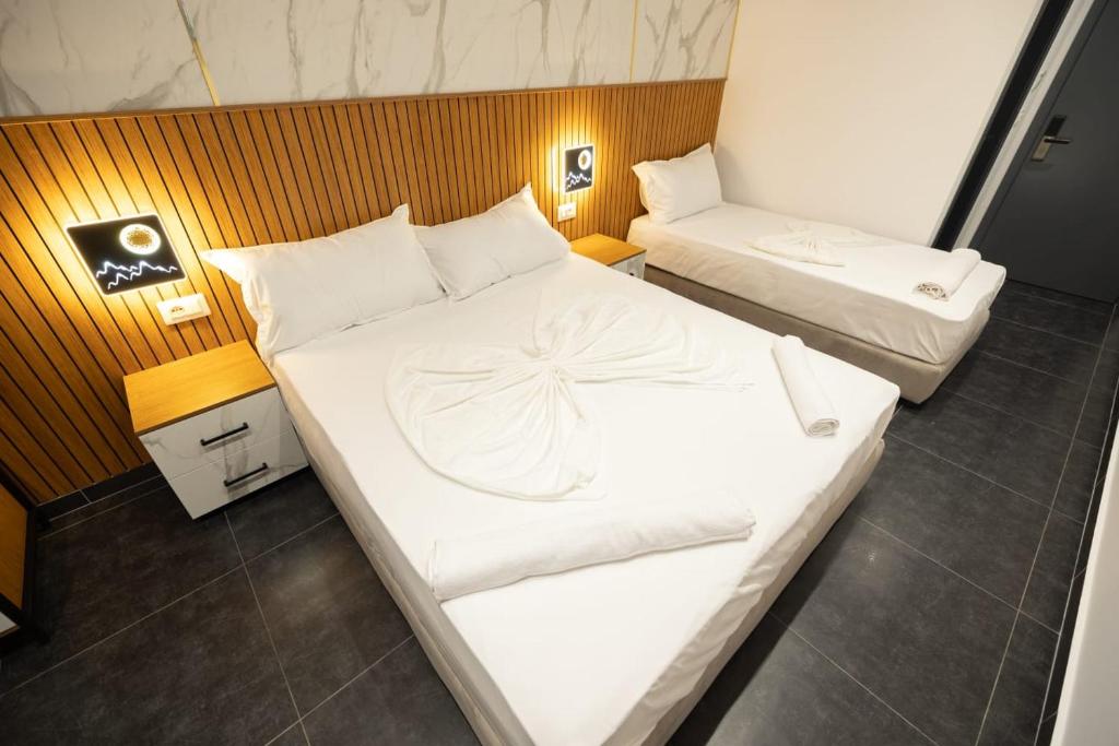 Postel nebo postele na pokoji v ubytování Aglon Twin's Hotel