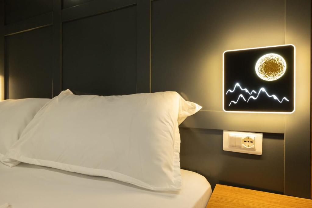 Postel nebo postele na pokoji v ubytování Aglon Twin's Hotel
