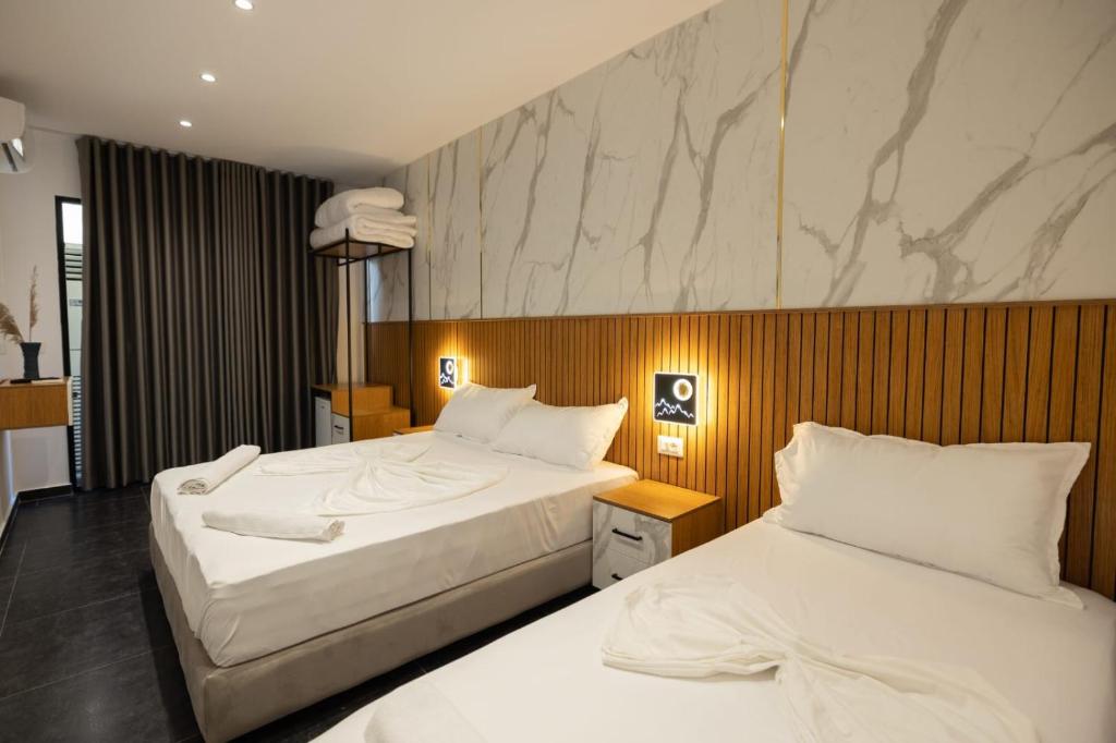 Postel nebo postele na pokoji v ubytování Aglon Twin's Hotel