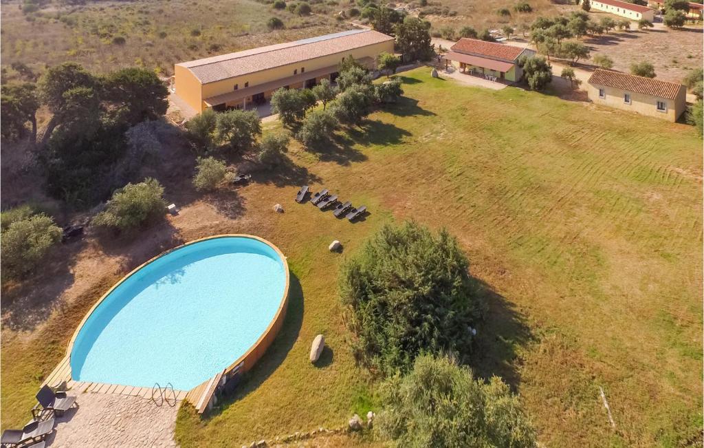 eine Draufsicht auf einen großen Swimmingpool auf einem Feld in der Unterkunft La Pietraia in Badesi