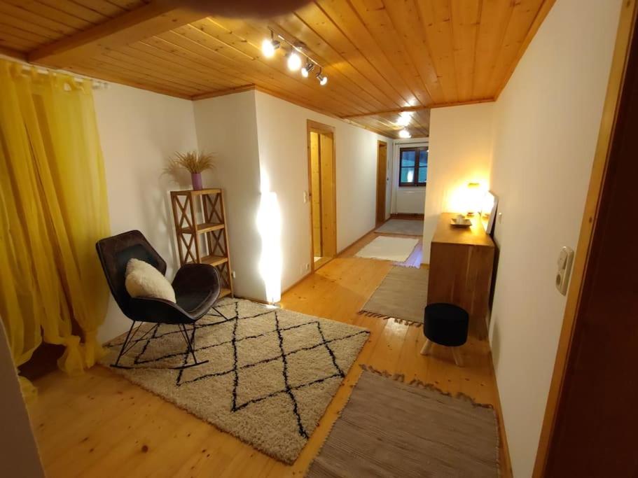 Posezení v ubytování S'Rastl direkt mit Bergpanorama