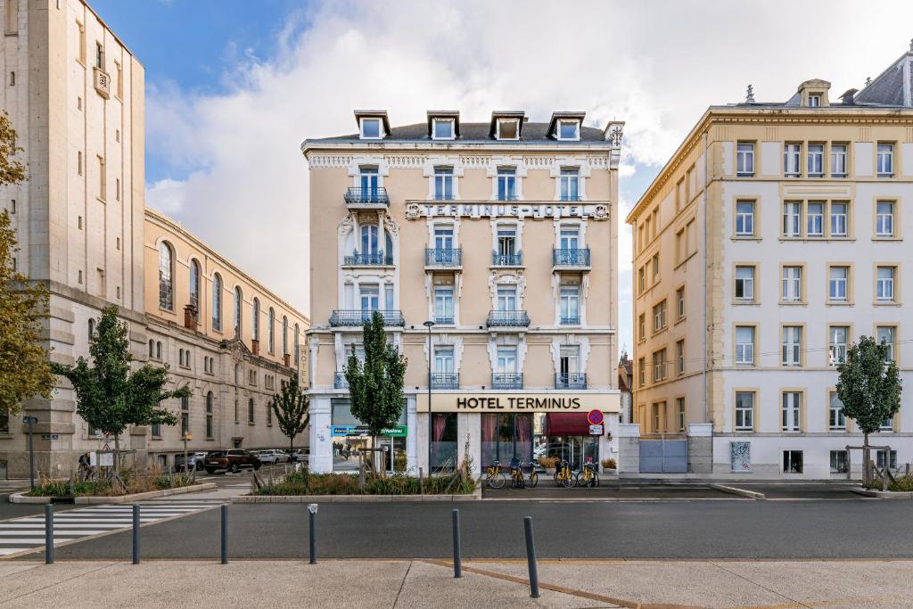 a building in the middle of a street at Hôtel Terminus in Grenoble