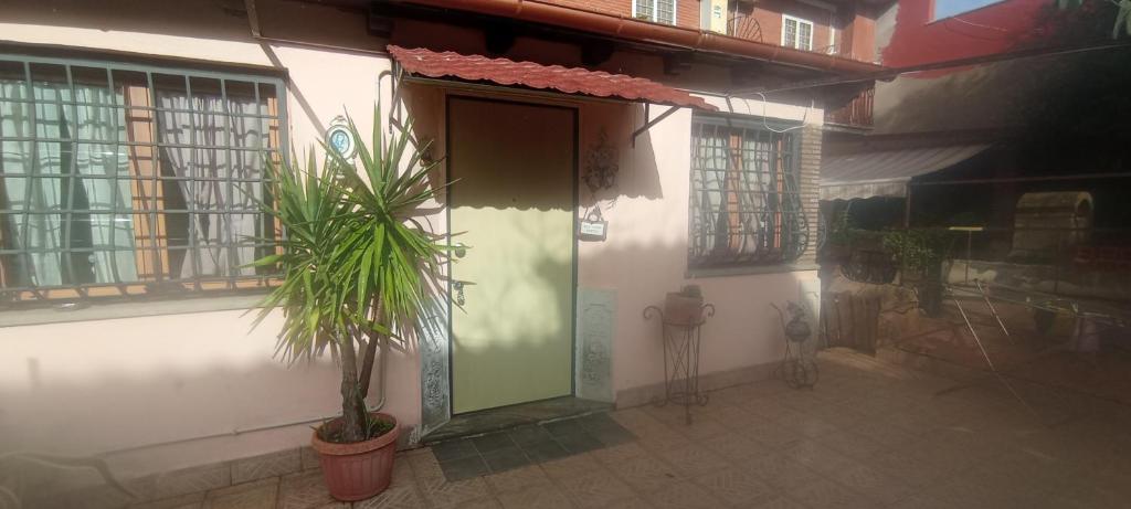 una casa con una puerta verde y una maceta en Semplicemente a casa, en Roma