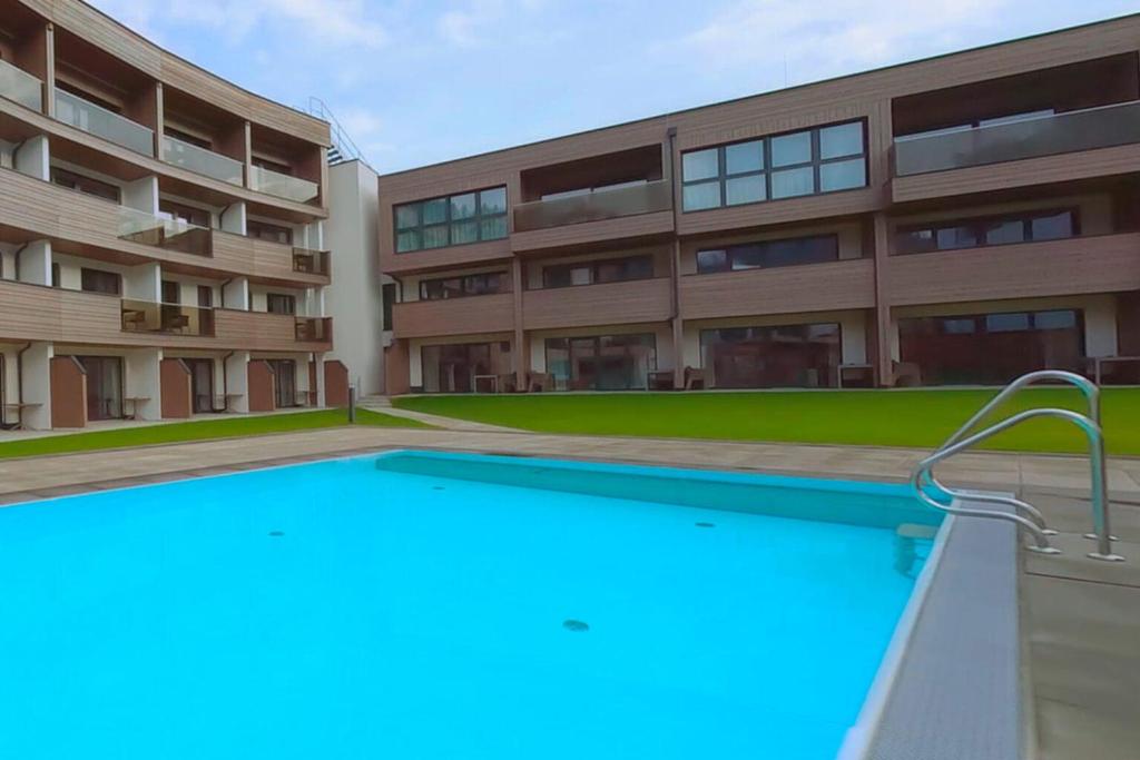una piscina frente a un edificio en Lakeside Luxury Apartments en Zell am See