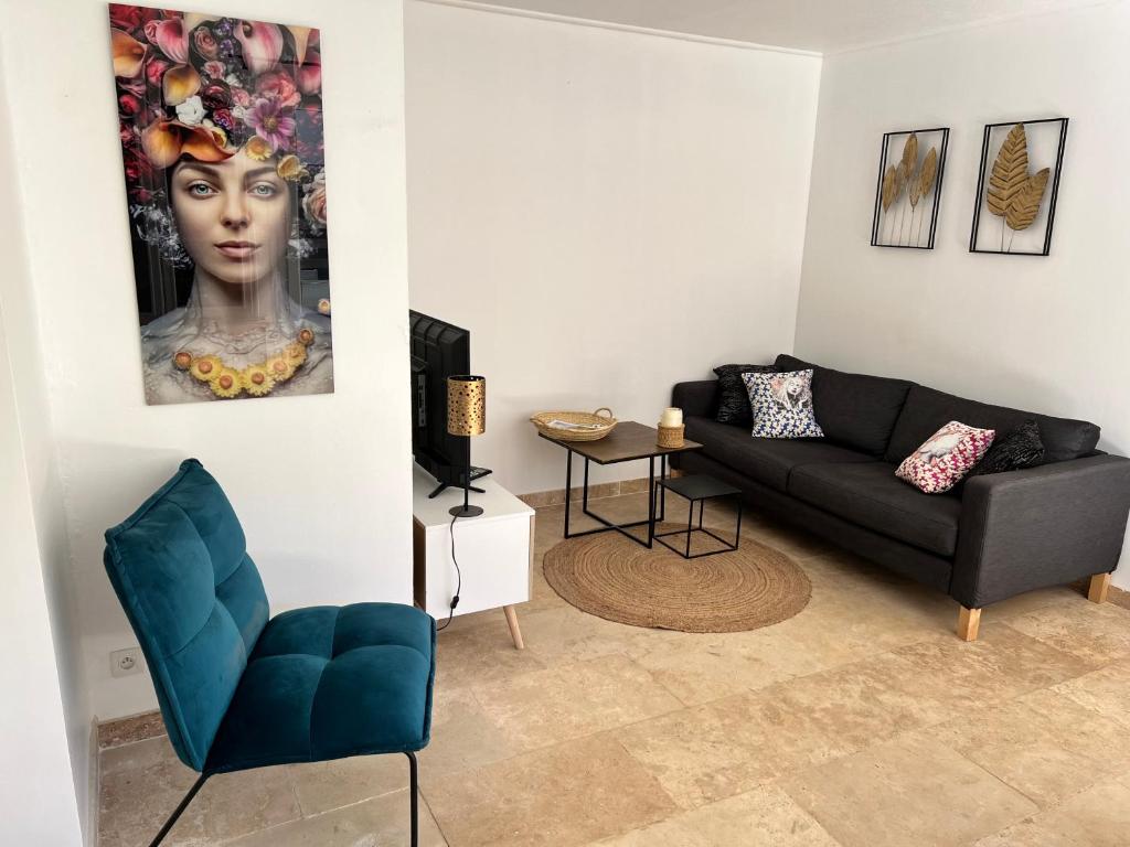 - un salon avec un canapé et une peinture de femme dans l'établissement Villa La Pause 6 voyageurs, à Saint-Rémy-de-Provence