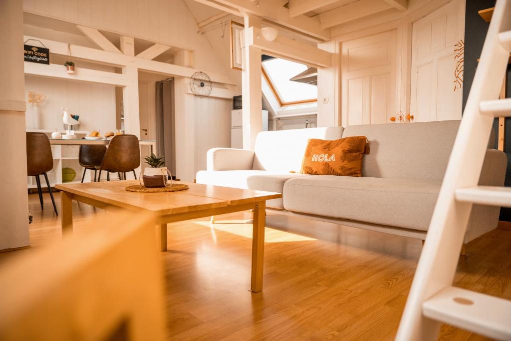 sala de estar con sofá blanco y mesa en Suite Arthur - Résidence Isaëlle, en Bray-Dunes