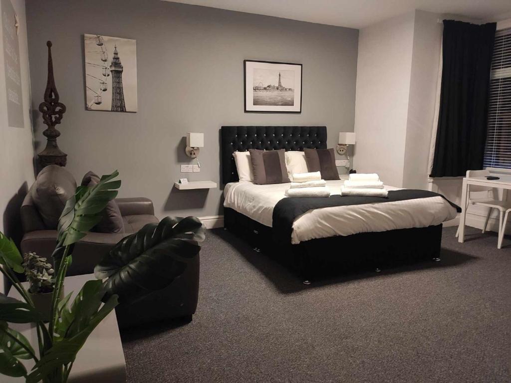 - une chambre avec un lit, un canapé et une chaise dans l'établissement Q - Accomodation, à Blackpool