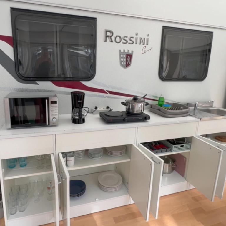 Kuchyň nebo kuchyňský kout v ubytování WMC BUSCHMANN camping-in-venedig Wohnwagenvermietung at UNION LIDO Cavallino