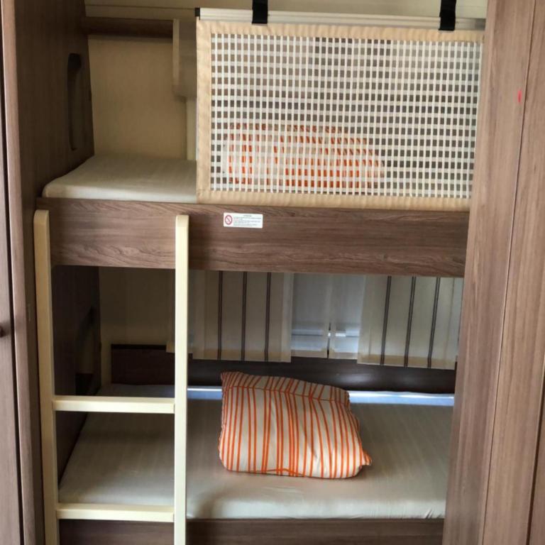 Palanda nebo palandy na pokoji v ubytování WMC BUSCHMANN camping-in-venedig Wohnwagenvermietung at UNION LIDO Cavallino